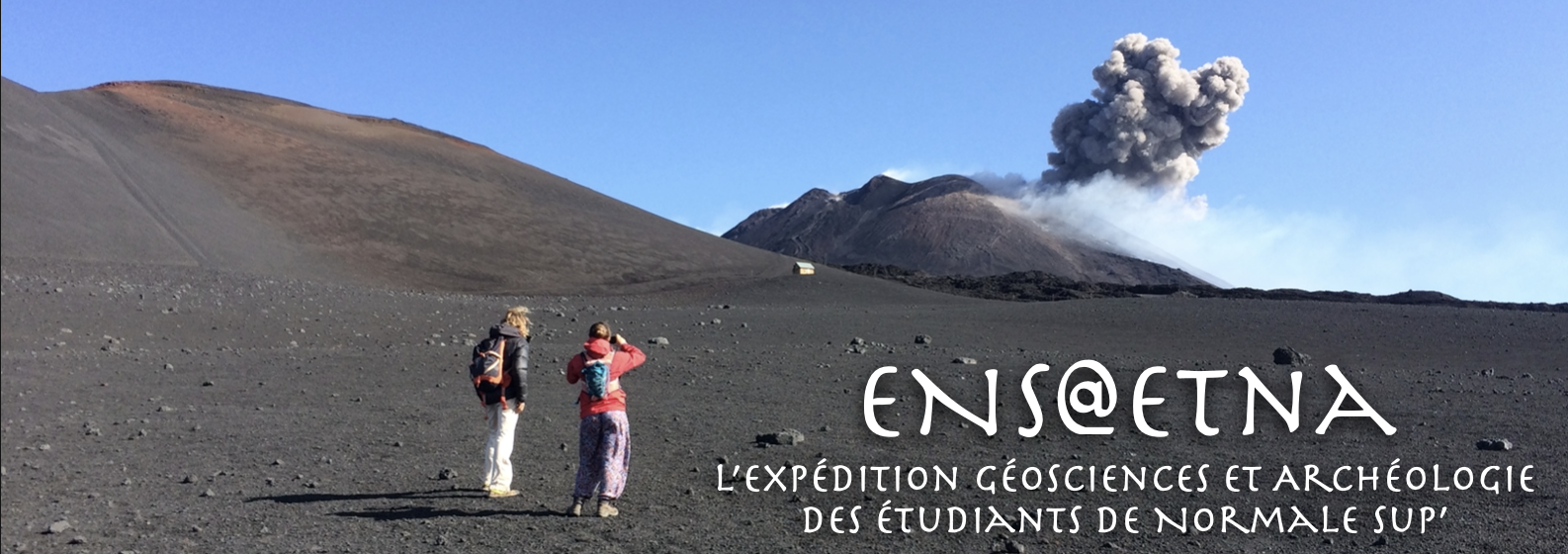 Des étudiants devant une petite explosion au cratère Sud-Est l'Etna